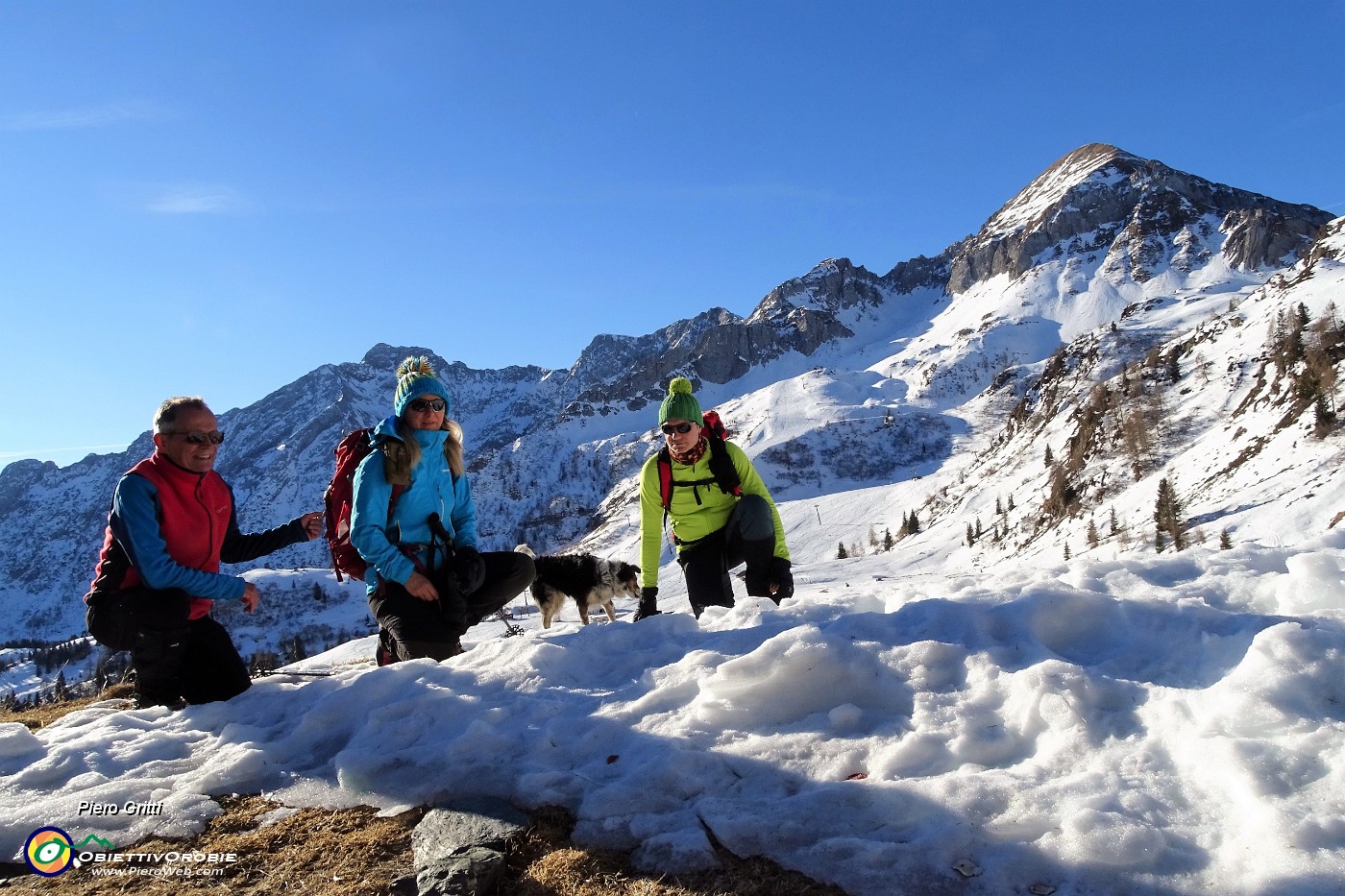 01 Sulle nevi alla Baita Belvedere nella conca della Baita del Camoscio  con vista verso Cavallo e Pegherolo.JPG -                                